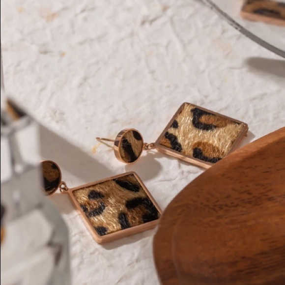 💛18K Gold plated animal earrings - Picture 2 of 6